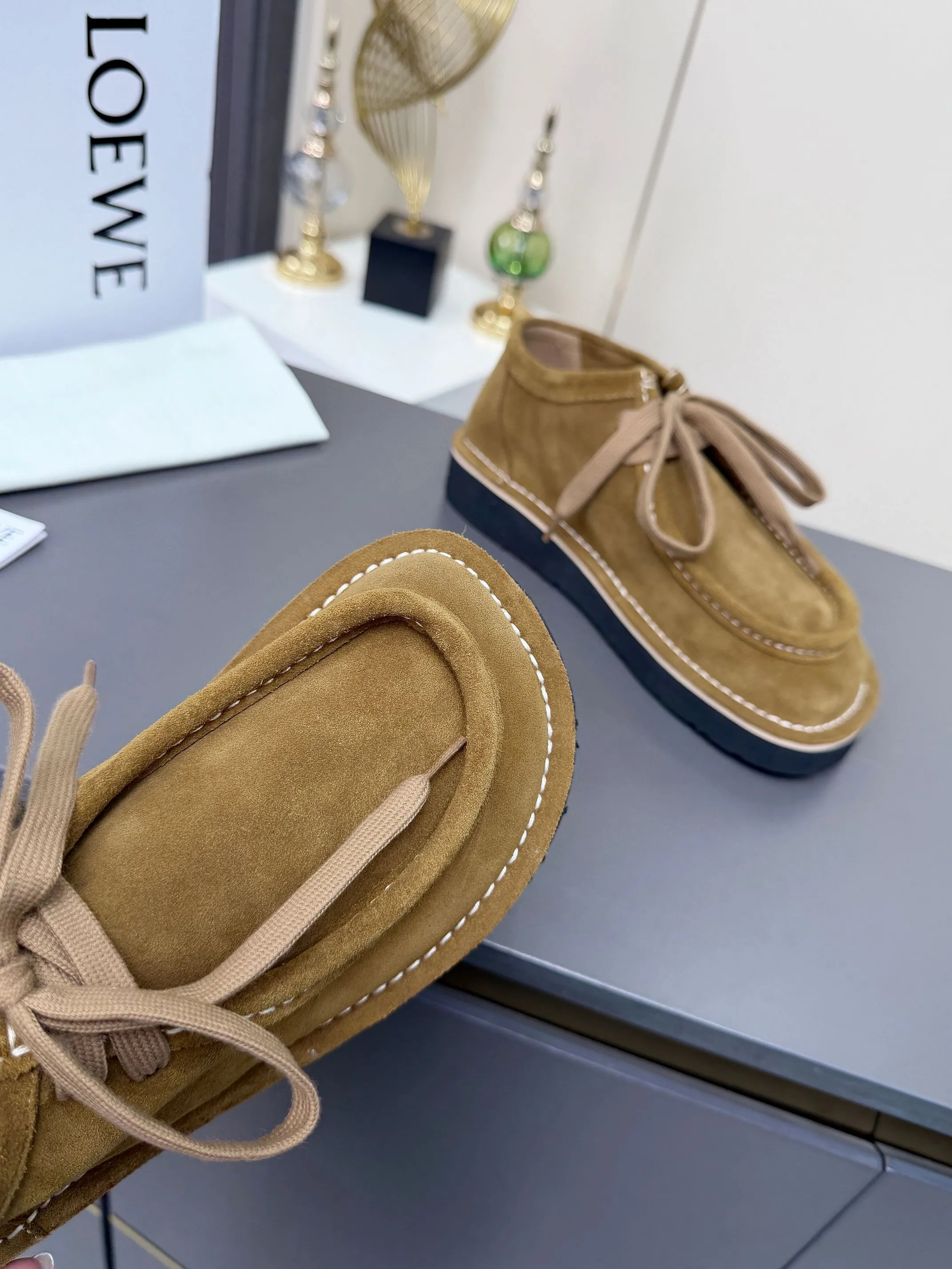 👟👟Ex-factory price 560👟👟 LOEWE·Loewe's latest kangaroo shoes, split cow leather, suede cow leather, thick-soled lace-up casual shoes, lace-up retro British style, from design to texture, allowing you to easily have a high-end luxury wearing experience. The upper is made of imported high-mercerized smooth cow suede. The delicate texture has a natural velvet-like sheen. Every inch exudes low-key sophistication. It is matched with the light-feeling EVA foam outsole. The 3-centimeter heel height is just right. It not only quietly elongates the body shape, but also brings the comfort of walking on the ground! The original version was purchased and developed, and the details are well handled. It is worth owning. It has a unique fashionable and trend-leading style. It is highly recommended to stock up. The shoe style is great, the leather is soft and comfortable, very comfortable on the feet and easy to match. ✦Fabric: imported high mercerized cowhide ✦Lining: no lining ✦Outsole: original EVA foam outsole ✦Number of sizes: women's size: 35#-40# (TT)